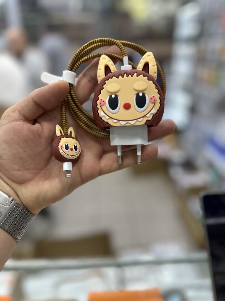 Labubu Figürlü Silikon Adaptör ve Kablo Koruyucu Set